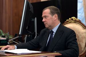 Кулеба отметил, что не думает, что Медведев (на фото) "достоин того, чтобы его комментировать"