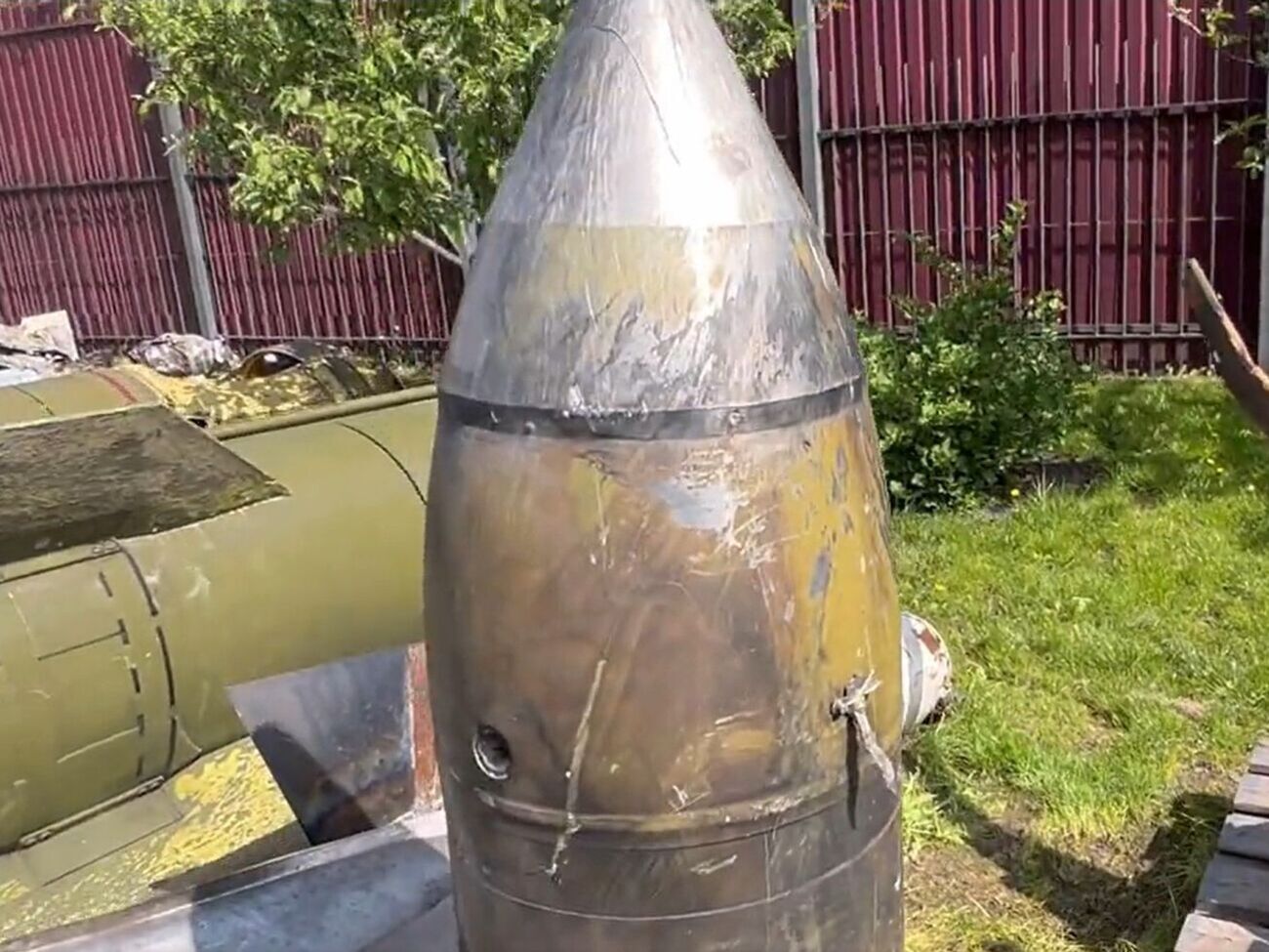 Видеокадры обломков сбитой российской ракеты "Кинжал" обнародовал корреспондент Bild Ронцхаймер