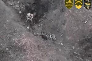 Обираючи між загрозою загинути від українського дрона або своїх же товаришів по службі, окупант вирішив, що краще здатися в полон