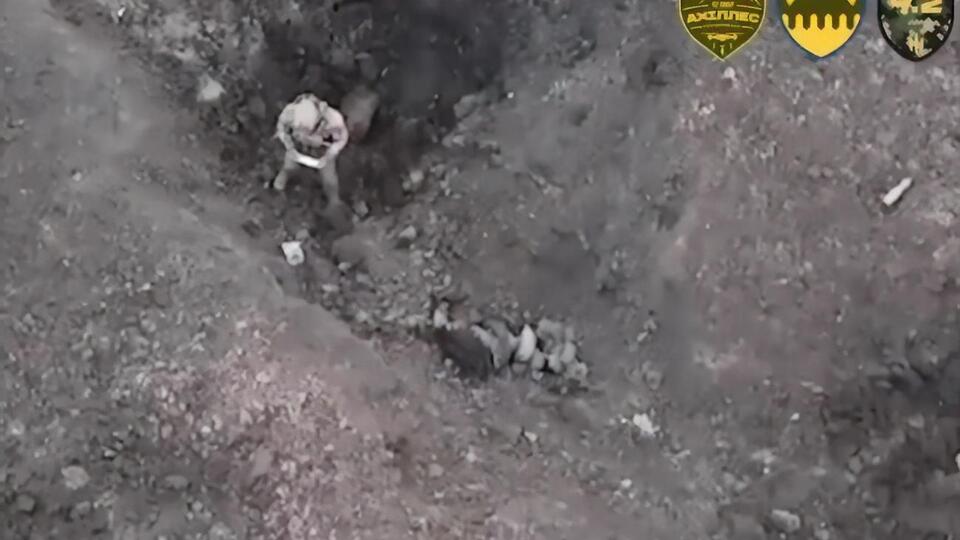 Обираючи між загрозою загинути від українського дрона або своїх же товаришів по службі, окупант вирішив, що краще здатися в полон