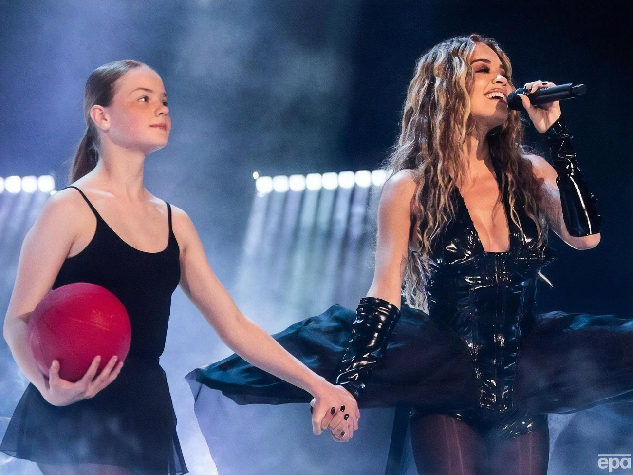 Ора держала 12-летнюю Софию за руку во время исполнения песни&nbsp;Anywhere на сцене "Евровидения 2023" в Ливерпуле