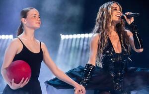 Ора держала 12-летнюю Софию за руку во время исполнения песни Anywhere на сцене "Евровидения 2023" в Ливерпуле