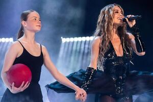 Ора держала 12-летнюю Софию за руку во время исполнения песни Anywhere на сцене "Евровидения 2023" в Ливерпуле