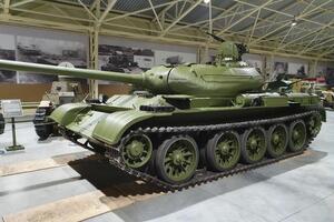 Россия использует все больше очень старых Т-54, но с точки зрения количества это может составлять проблему для Украины, предупредили в НАТО