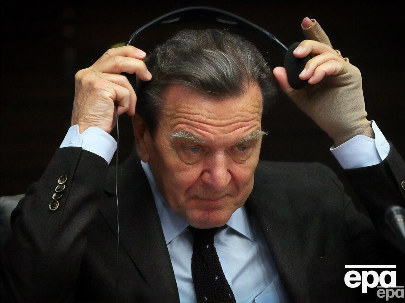 Шредер прийшов на прийом у російське посольство в Берліні 9 травня