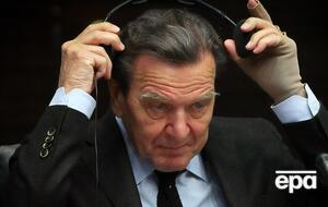 Шредер пришел на прием в российское посольство в Берлине 9 мая