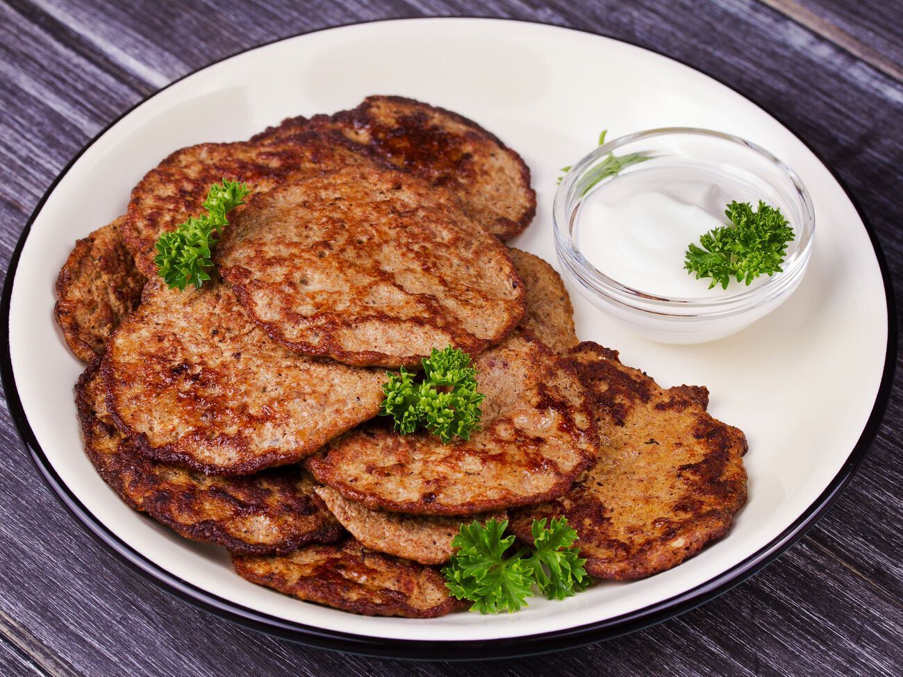 Печеночные котлеты можно подавать со сметаной