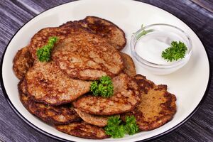 Печінкові котлети можна подавати зі сметаною
