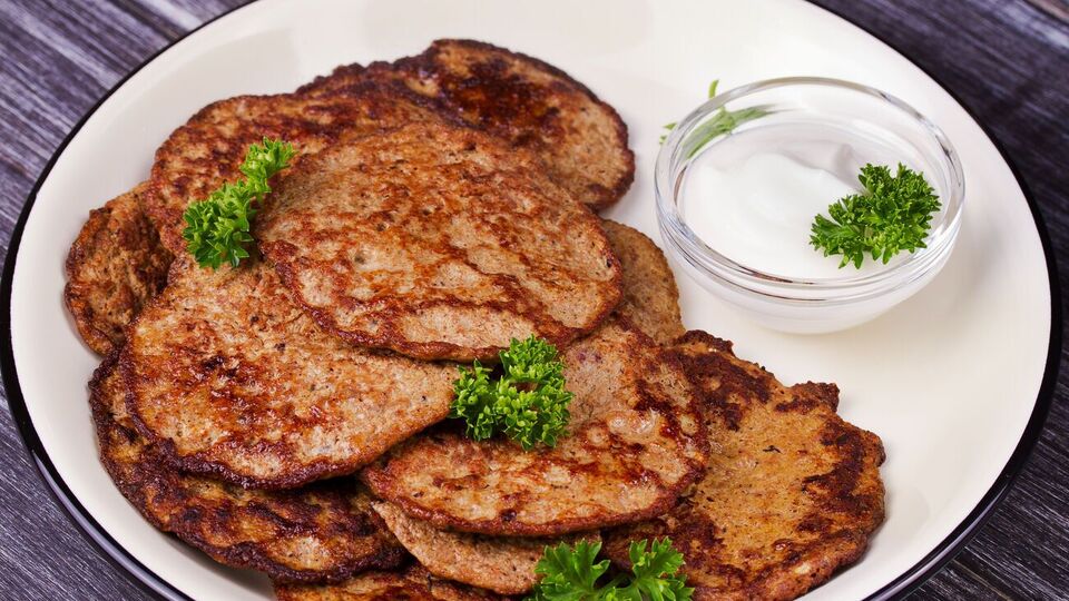 Печеночные котлеты можно подавать со сметаной