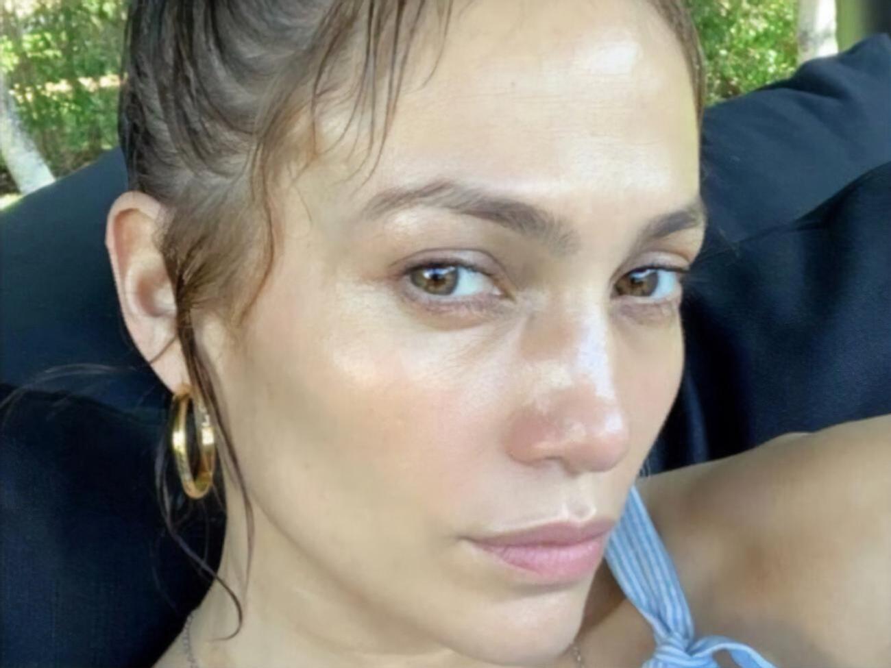 Лопес показала, как наносит разные средства на лицо