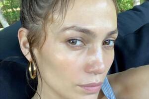 Лопес показала, як наносити різні засоби на обличчя