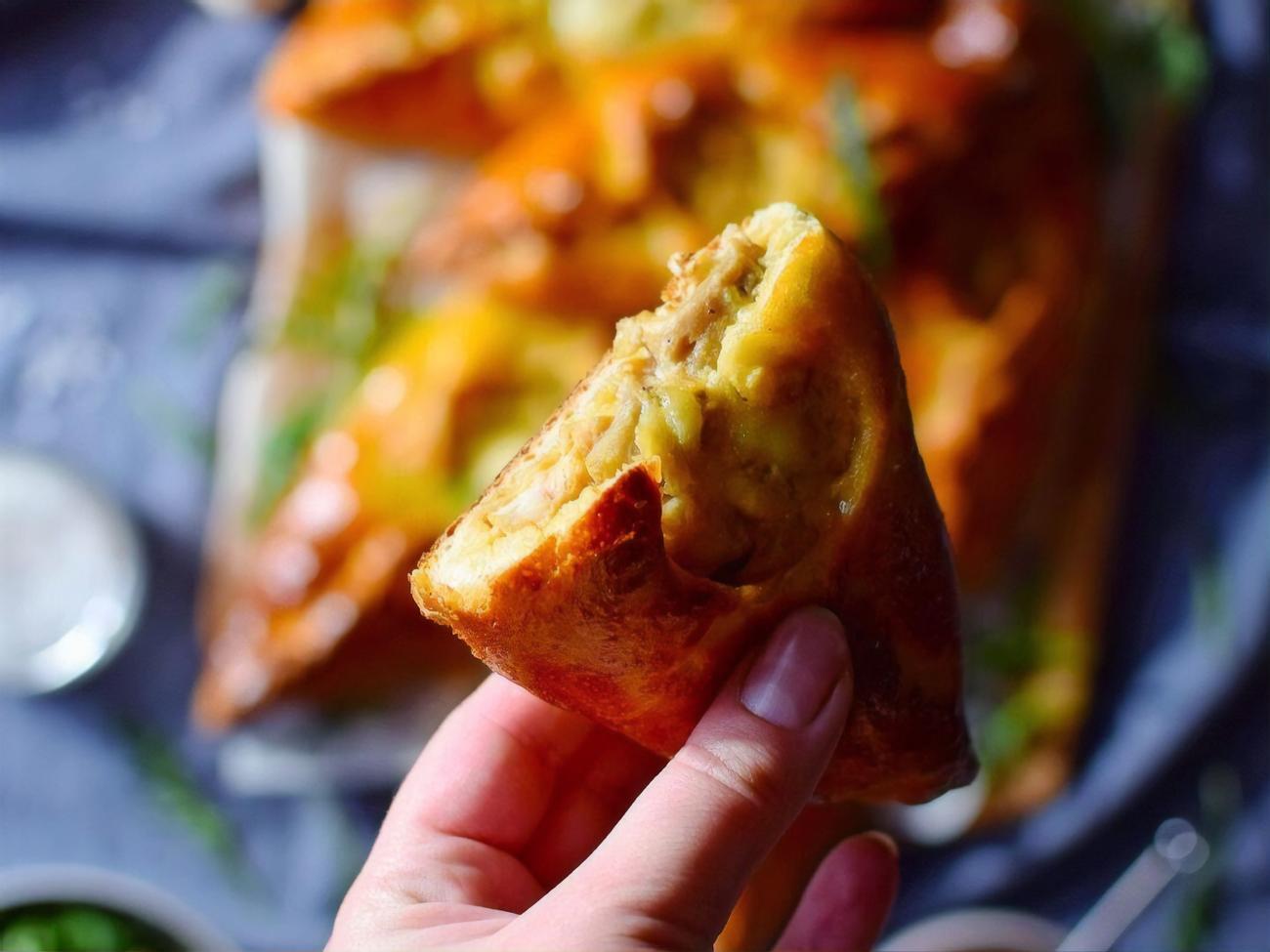 В этих пирогах сочетаются сочная начинка и тонкое румяное тесто