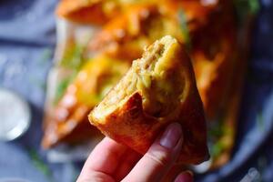 В этих пирогах сочетаются сочная начинка и тонкое румяное тесто