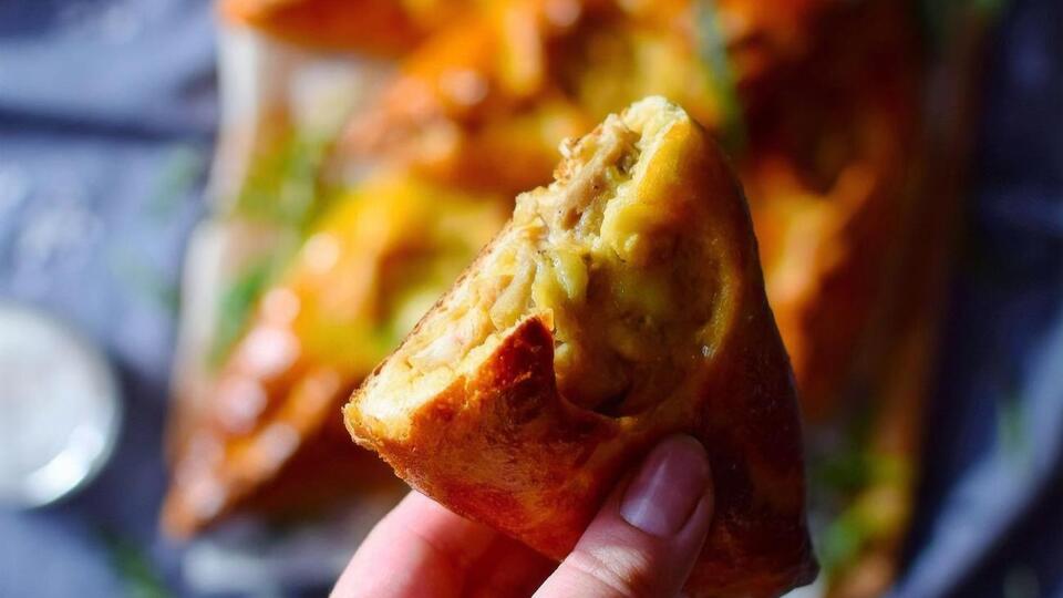 В этих пирогах сочетаются сочная начинка и тонкое румяное тесто