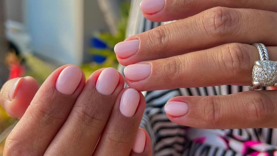 В этом маникюре использовали полуматовое покрытие