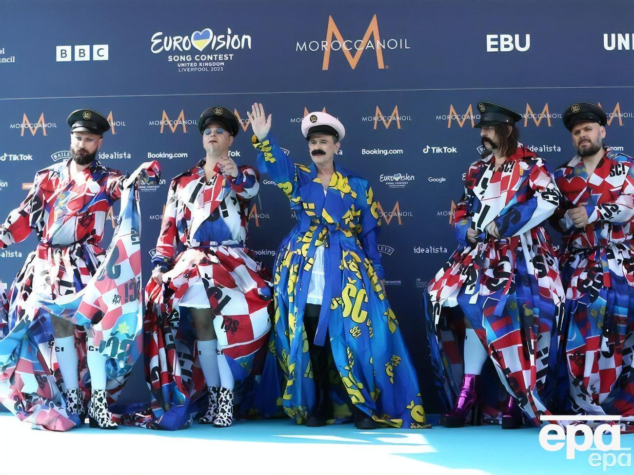 В песне Let 3&nbsp;есть куплет с такими словами: "Мама купила трактор, мама целовала придурка, этого маленького психопата, мерзкого маленького психопата, крокодила-психопата, мама, я иду на войну"