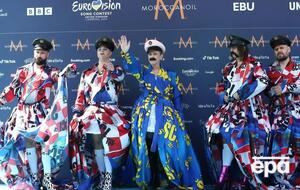 В песне Let 3 есть куплет с такими словами: "Мама купила трактор, мама целовала придурка, этого маленького психопата, мерзкого маленького психопата, крокодила-психопата, мама, я иду на войну"