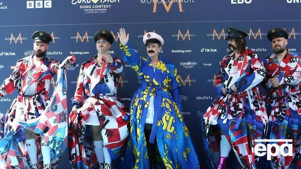У пісні Let 3 є куплет із такими словами: "Мама купила трактор, мама цілувала придурка, цього маленького психопата, мерзенного маленького психопата, крокодила-психопата, мамо, я йду на війну"