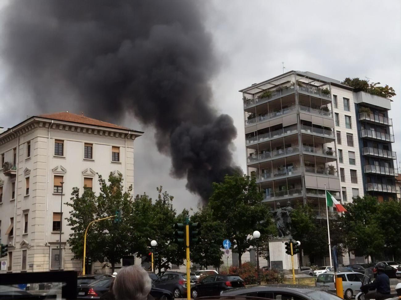 Предварительно, взорвался грузовик с кислородными баллонами