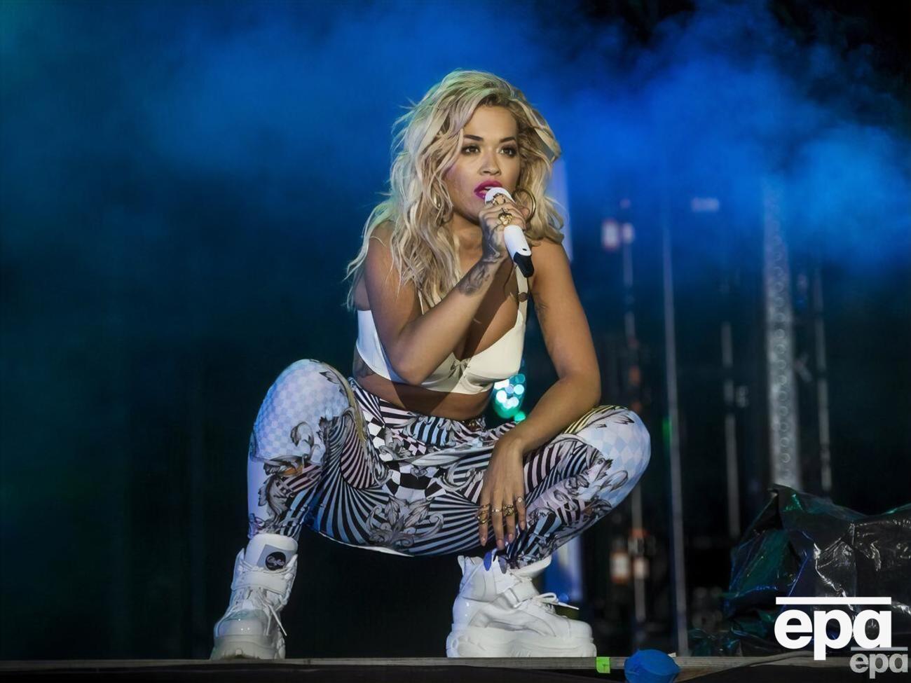 Рита Ора зимой 2022 года появилась в Нью-Йорке в джинсовом костюме от украинского бренда&nbsp;Litkovska