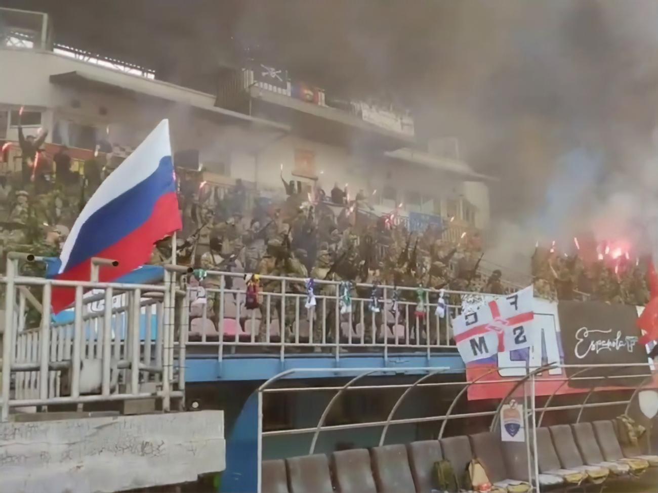 Российские оккупанты стреляли и пели на стадионе в Мариуполе