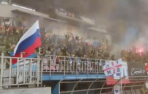 Російські окупанти стріляли і співали на стадіоні в Маріуполі