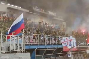 Російські окупанти стріляли і співали на стадіоні в Маріуполі