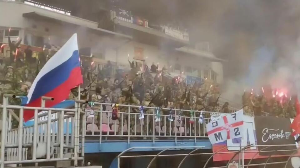 Російські окупанти стріляли і співали на стадіоні в Маріуполі