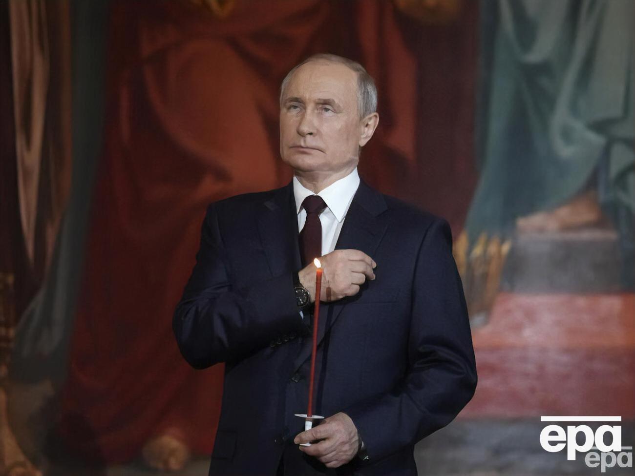 Женщина, которая принесла записку с пожеланиями смерти Путину на могилу его родителей, попросила прощения у всех, кого ее поступок мог задеть. Она не уточнила, могла ли записка задеть самого Путина