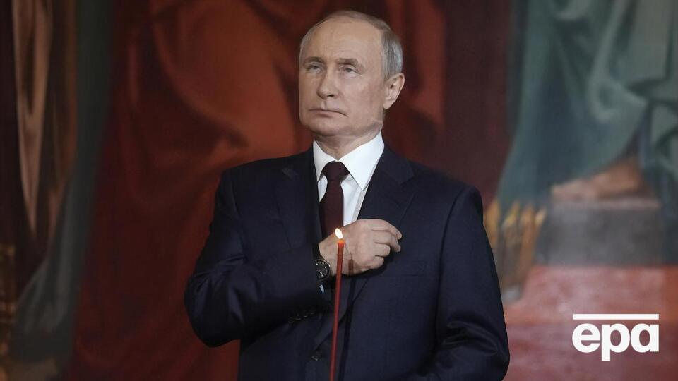 Женщина, которая принесла записку с пожеланиями смерти Путину на могилу его родителей, попросила прощения у всех, кого ее поступок мог задеть. Она не уточнила, могла ли записка задеть самого Путина