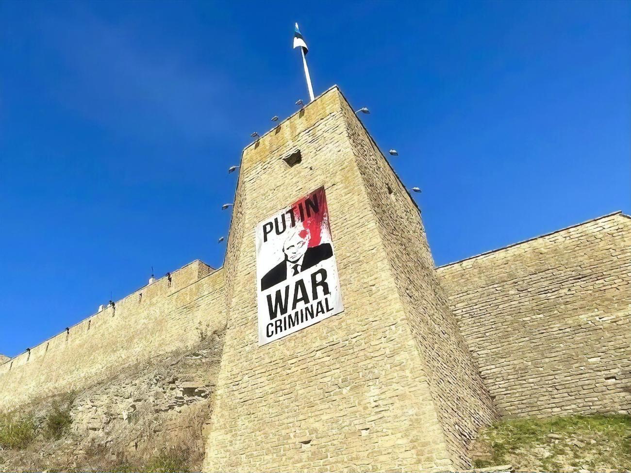 Петербургский депутат отреагировал на вывешенный в Нарве плакат "Путин &ndash; военный преступник"