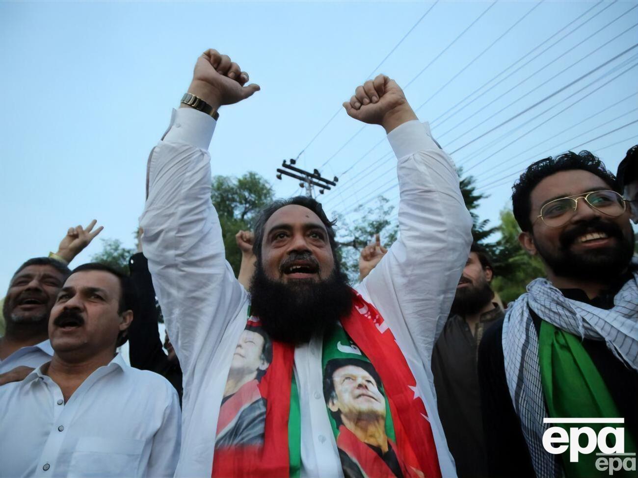 Протесты вспыхнули в связи с арестом Хана