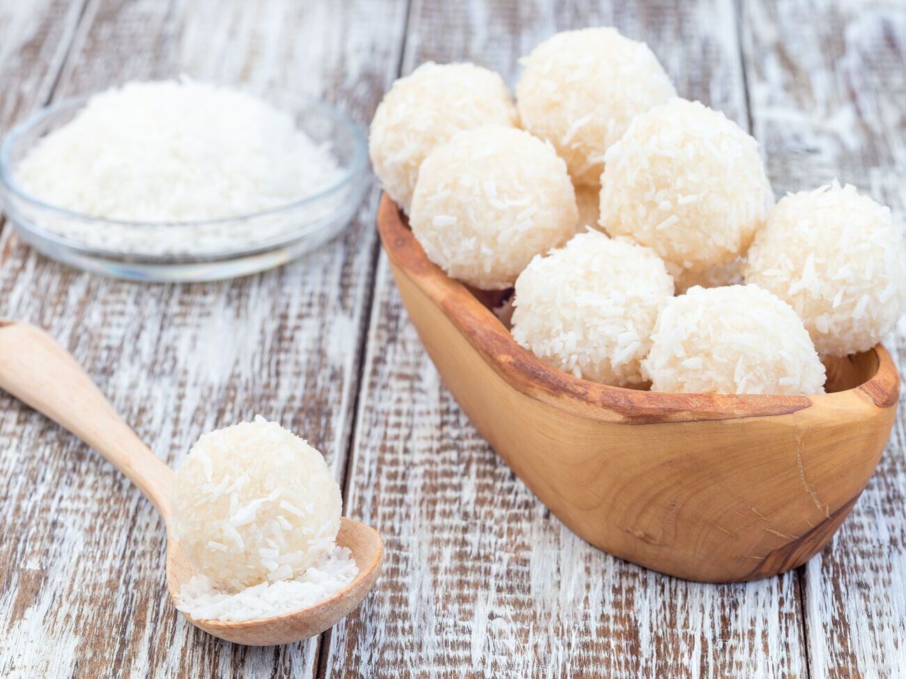 Чтобы стружка лучше прилипала, предварительно погрузите конфеты в воду