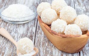 Чтобы стружка лучше прилипала, предварительно погрузите конфеты в воду