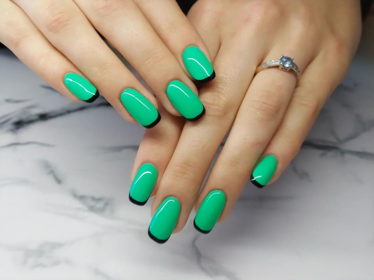Зеленый цвет можно сочетать с хромированной отделкой и украшениями, использовать в качестве отделки для французского маникюра или ограничиться цветными точками на нейтральной основе