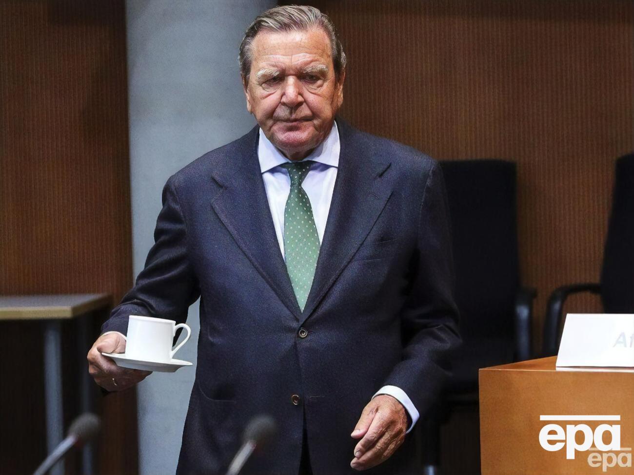 Шредер міг використовувати свої позиції в енергетиці РФ для тиску на ЄС і Україну, зазначають журналісти