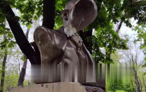 Поврежден бюст, установленный в городском саду Мариуполя