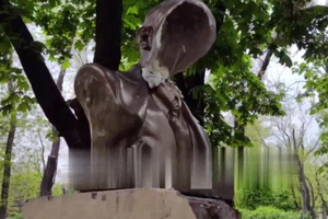 Поврежден бюст, установленный в городском саду Мариуполя