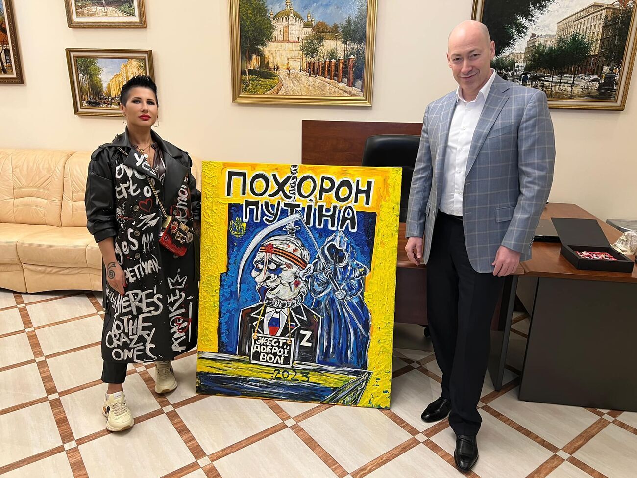 Гордон на картине Третьяк&nbsp;дорисовал синяк под глазом Путина, а красной краской изобразил дырку в голове российского диктатора