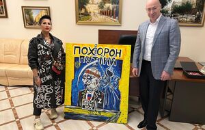 Гордон на картине Третьяк дорисовал синяк под глазом Путина, а красной краской изобразил дырку в голове российского диктатора