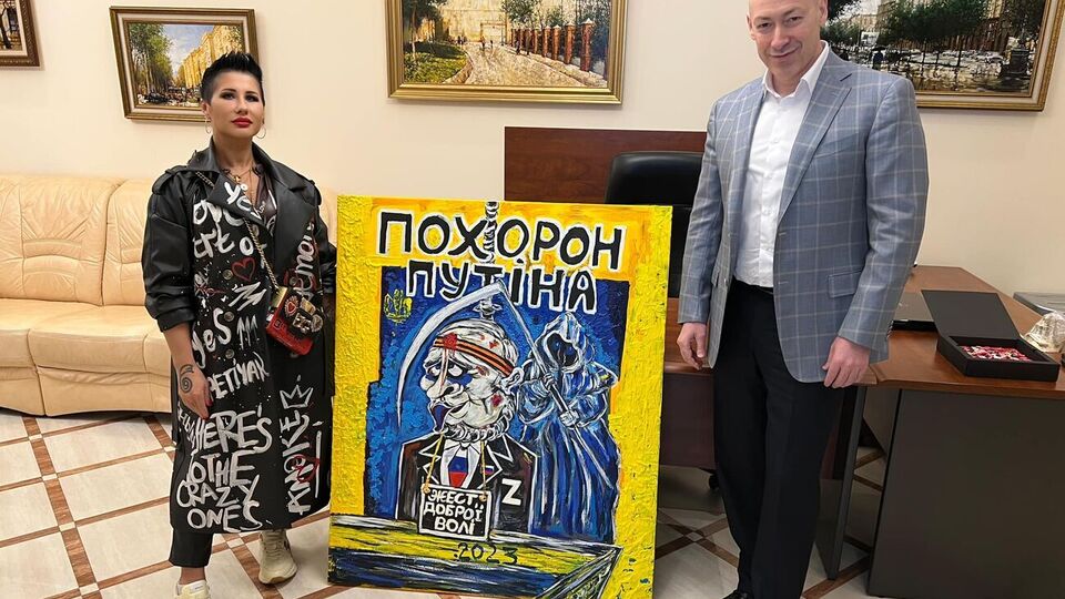 Гордон на картине Третьяк дорисовал синяк под глазом Путина, а красной краской изобразил дырку в голове российского диктатора