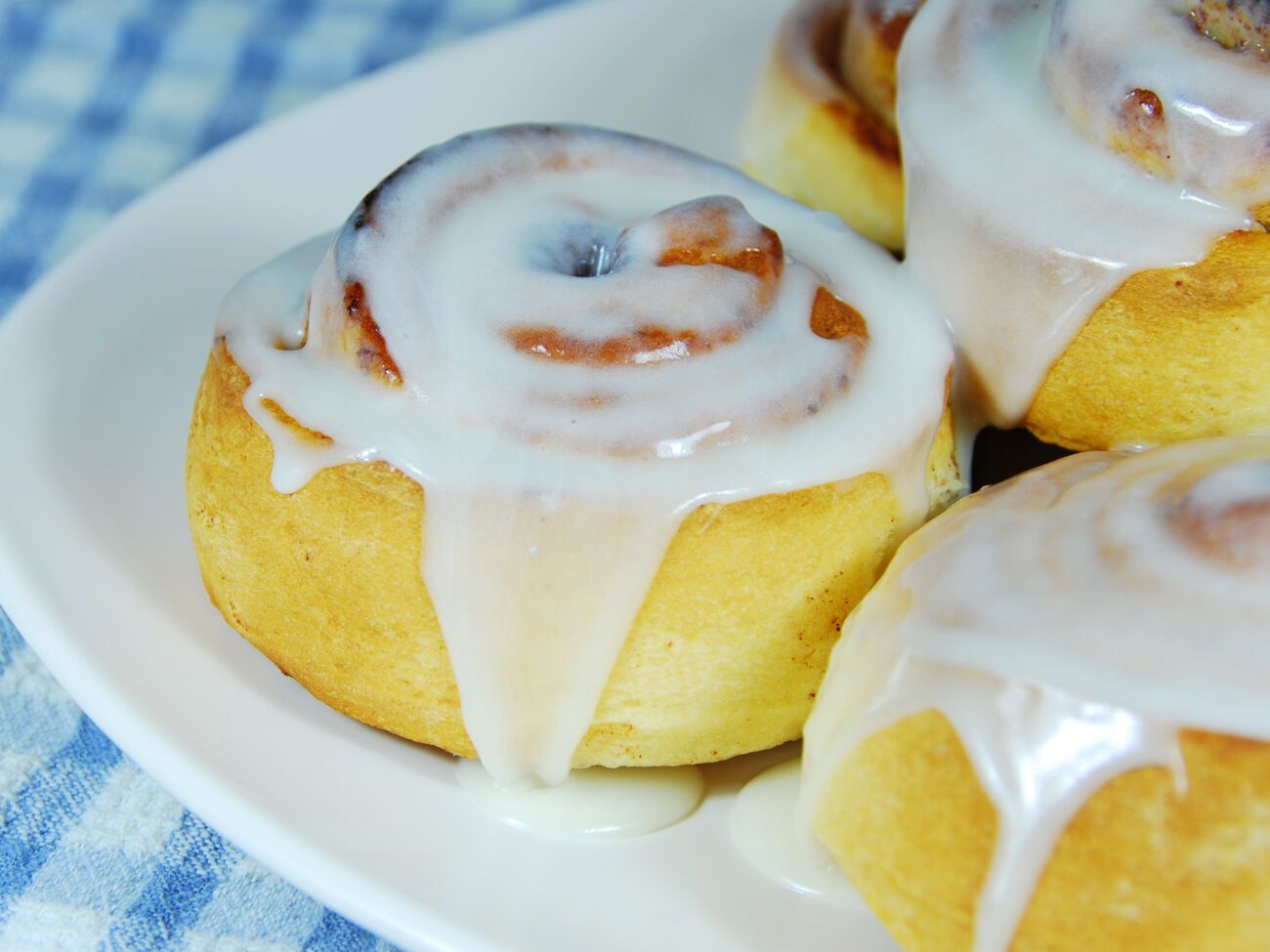 Горячие булочки необходимо полить сливочным творогом с сахарной пудрой