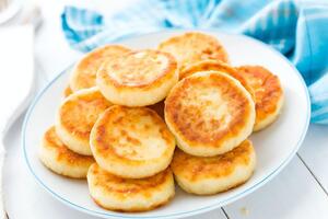 Количество ингредиентов, указанных в рецепте, рассчитано на 18 сырников