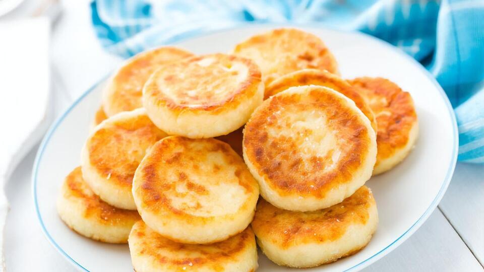 Количество ингредиентов, указанных в рецепте, рассчитано на 18 сырников