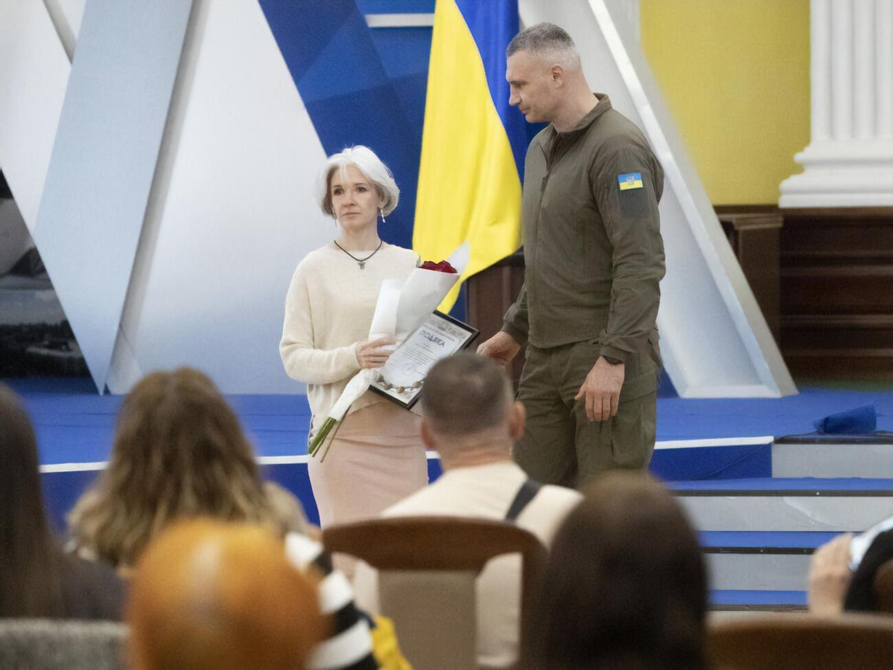 Мэр Киева вручил матерям и женам погибших героев, женщинам-военнослужащим и волонтеркам 29 наград Киевского городского головы