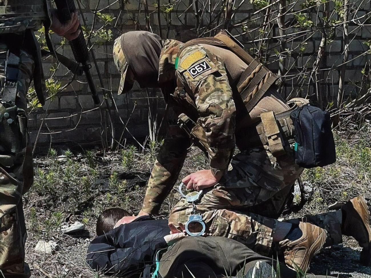 По данным Офиса генпрокурора, фигурант получил от россиян вознаграждение в размере 1500 грн
