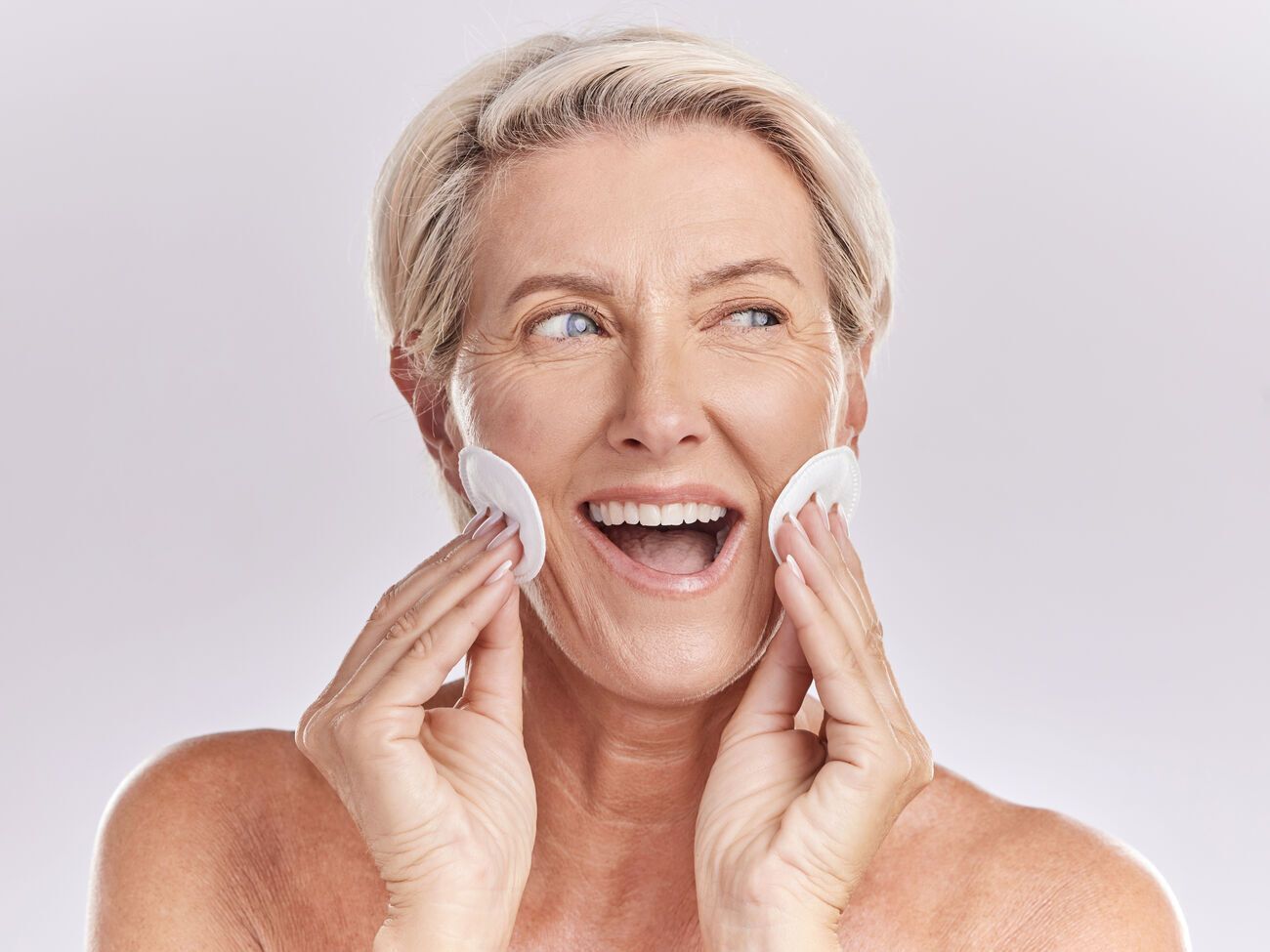 По словам эксперта, летом солнцезащитный крем необходимо наносить на кожу каждые два часа