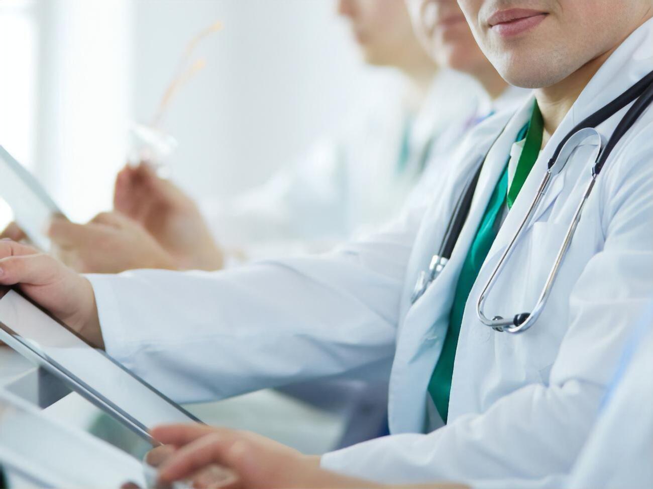 Лікарі й фармацевти у зоні бойових дій мають отримувати не менше ніж 28 тис. грн