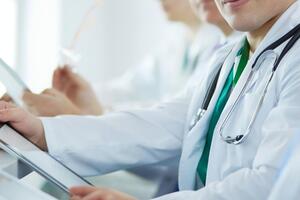 Врачи и фармацевты в зоне боевых действий должны получать не менее 28 тыс. грн