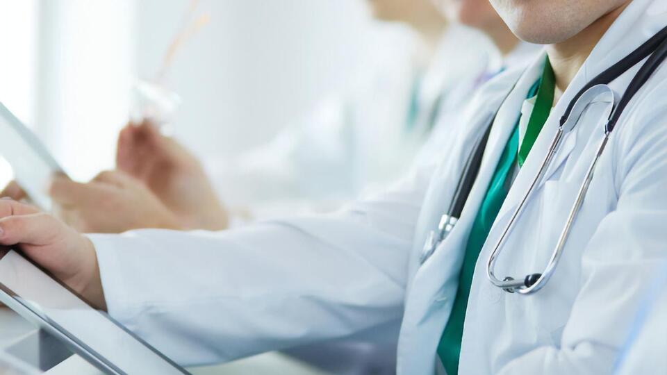 Лікарі й фармацевти у зоні бойових дій мають отримувати не менше ніж 28 тис. грн